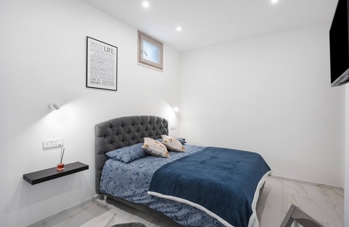 San Lazzaro House | Ground Floor Room with Private Bathroom and Mountain View