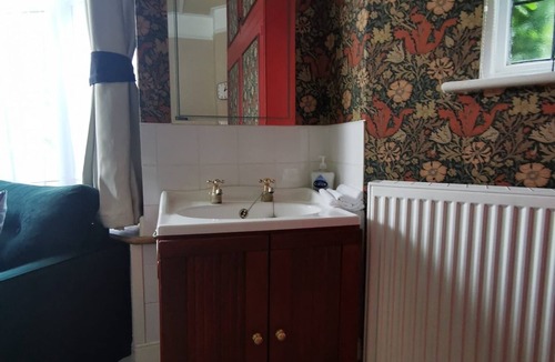 Bexhill-on-Sea House | Ground floor Spacious double bed room, free parking close to seafront.