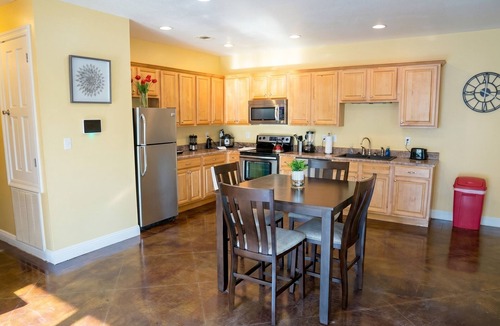 Kreole Apartment | Ground Floor Stay · 3BR · Parking · Near Refinery