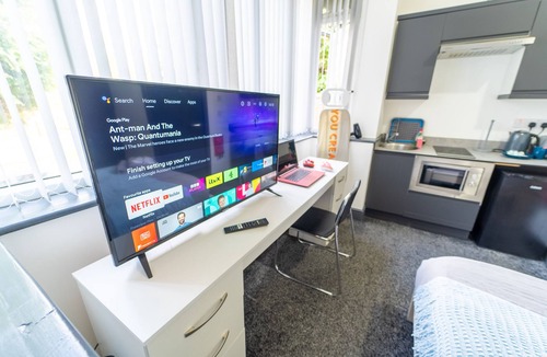 Selly Oak Apartment | Ground floor studio next to QE with free parking!