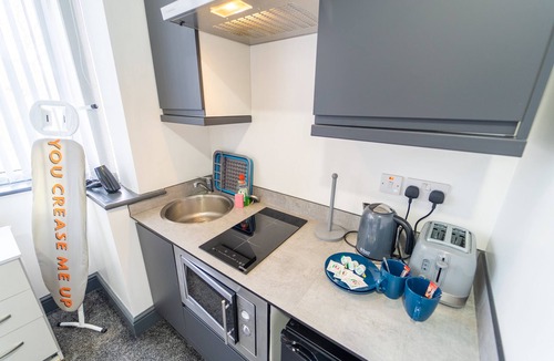 Selly Oak Apartment | Ground floor studio next to QE with free parking!