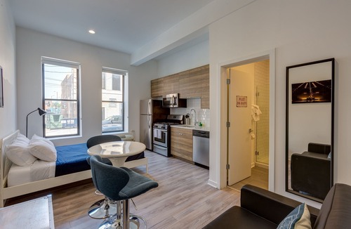 River West Apartment | Ground Floor Studios in Chicago by 747 Lofts