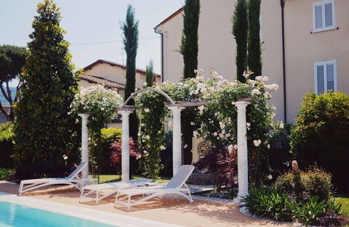 San Donato House | Ground floor villa apartment with garden and pool, 1 km from the city