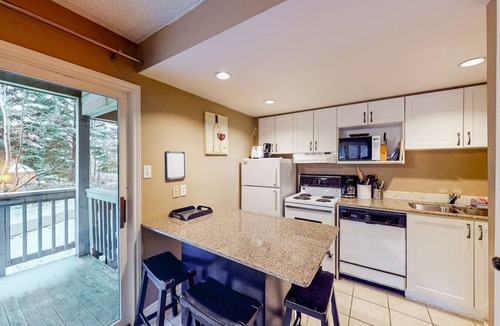 Craigleith Condo | Ground Level Studio with Pool, Hot Tub, Tennis!
