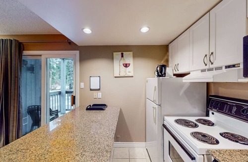 Craigleith Condo | Ground Level Studio with Pool, Hot Tub, Tennis!