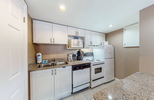Craigleith Condo | Ground Level Studio with Pool, Hot Tub, Tennis!