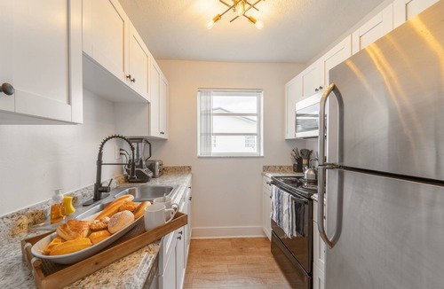 Survey Creek Apartment | Ground Level Condo - Large Groups - Palmwavestays