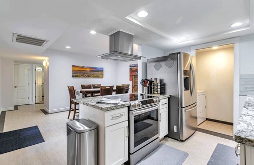 Glendale House | Ground level, Pool/Spa/Covered parking, Minutes to GCC & Historic Downtown Glendales dining/shopping