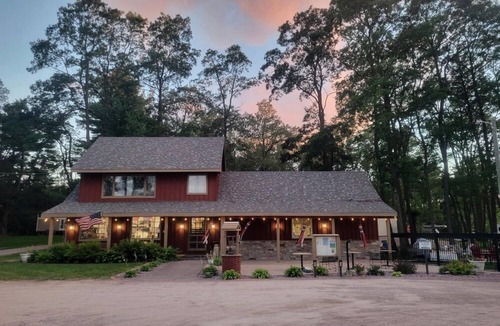 Wisconsin Dells Cabin | Group Cabin with Large Deck and Patio in Wisconsin Dells