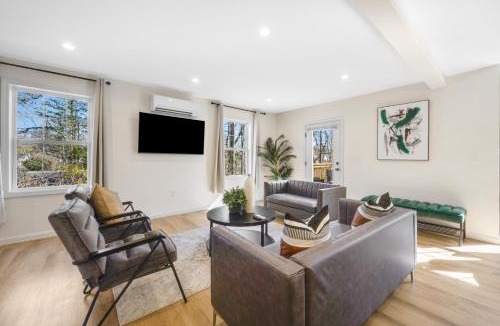 Maple Hill House | Group-Friendly 10BR Townhouse, Best Area in Bloomfield