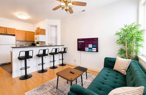 Hyde Park Apartment | Group-Friendly 4BR Hyde Park Retreat Near UChicago
