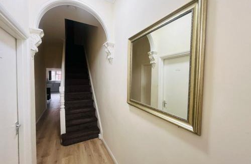 Nottingham House | Group Friendly 5 Bedroom House Near Nottingham Train Station & Football Stadium, Self Check-In, Fast WiFi & Free On-Street Parking