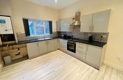 Nottingham House | Group Friendly 5 Bedroom House Near Nottingham Train Station & Football Stadium, Self Check-In, Fast WiFi & Free On-Street Parking