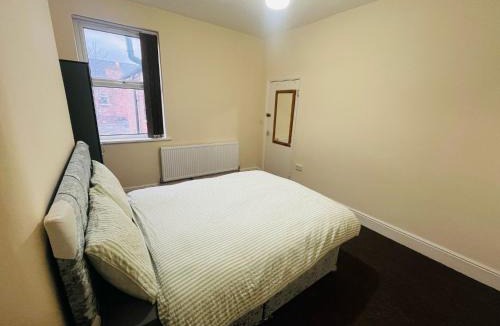 Nottingham House | Group Friendly 5 Bedroom House Near Nottingham Train Station & Football Stadium, Self Check-In, Fast WiFi & Free On-Street Parking
