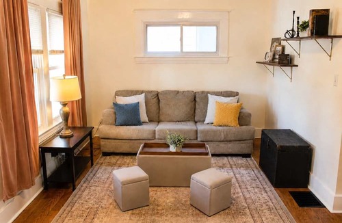 Schnitzelburg House | Group-friendly Beechmont retreat with backyard!
