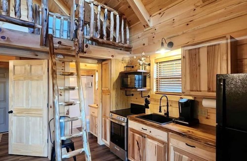 Scio Cabin | Group Friendly Cabin with Spa on the Deck near Tappan Lake in Ohio