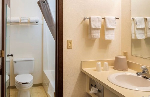 Shelby Hotel | Group Friendly Stay w/2 Queen Units! Free Parking! Near Downtown and Airport