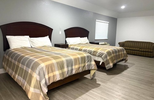 Greater Greenspoint Hotel | Group-Friendly Unit Near George Bush Airport - 6.8 mi | Free Parking & Breakfast