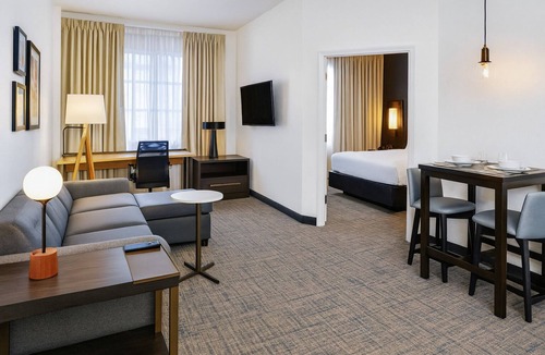 Arts/Warehouse District Hotel | Group Getaway! 2 Spacious Suites, Full Kitchen, Free Breakfast, Outdoor Pool!