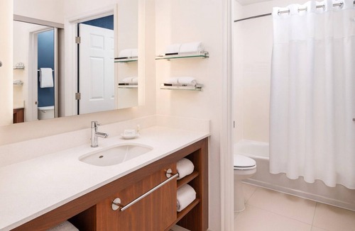 Arts/Warehouse District Hotel | Group Getaway! 2 Spacious Suites, Full Kitchen, Free Breakfast, Outdoor Pool!
