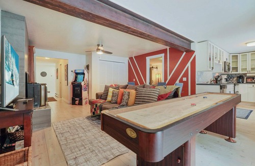 Breckenridge Heights House | GROUP GETAWAY 6BR Pets-HTub-Gym-GameRoom