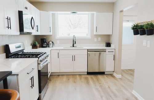 Milwaukee House | Group Getaway- close to airport and downtown!