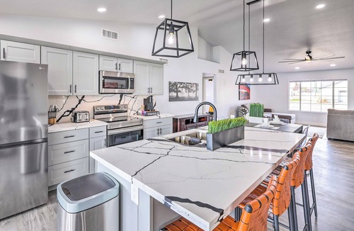 La Buena Vida House | Group Getaway in Glendale < 1 Mi to Westgate!