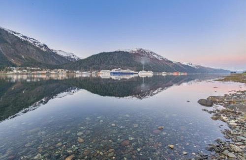 West Juneau House | Group Getaway Oceanfront w Private Rocky Beach
