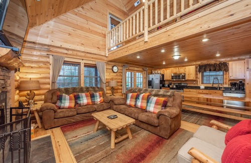 Thayerville Cabin | Group Getaway w/Loft, Fireplace & Hot Tub