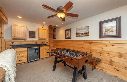 Thayerville Cabin | Group Getaway w/Loft, Fireplace & Hot Tub