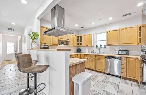 Orlando Beach House | Group getaway w/pool, river & beach access