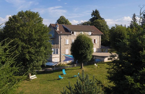 Le Chambon-sur-Lignon House | Group gîte with single rooms, no dormitories, in the heart of nature.
