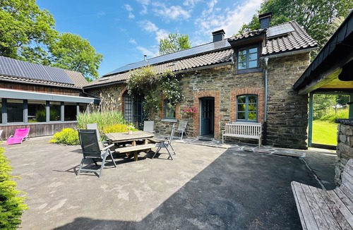 Waimes House | Group house with a pool & climbing wall (incl)