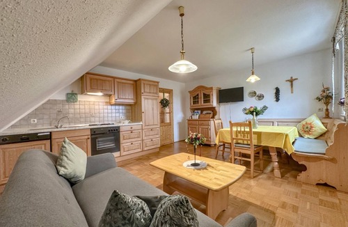 Schoensee House | Group house with common room and sauna