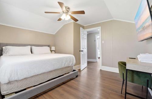 Downtown House | Group-Ready 6BR Gem in Central Lafayette