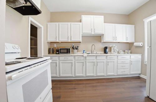 Downtown House | Group-Ready 6BR Gem in Central Lafayette