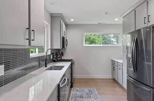 Mount Saint Joseph House | Group Retreat + Game Room + Huge Deck + Sleeps 13
