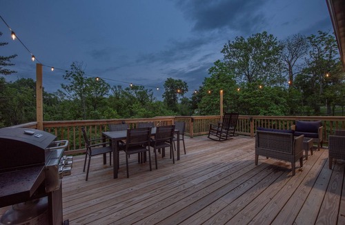 Mount Saint Joseph House | Group Retreat + Game Room + Huge Deck + Sleeps 13