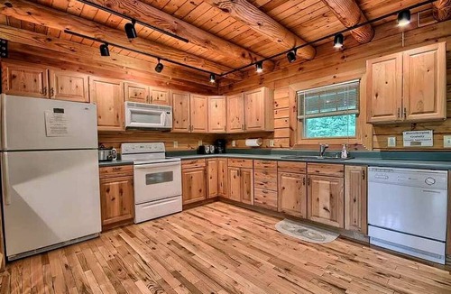 Rockbridge Cabin | Group Spacious Cabin with Hot-Tub and Picnic Areas in Ohio