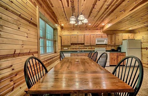 Rockbridge Cabin | Group Spacious Cabin with Hot-Tub and Picnic Areas in Ohio