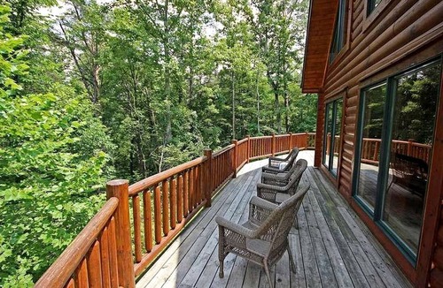 Rockbridge Cabin | Group Spacious Cabin with Hot-Tub and Picnic Areas in Ohio