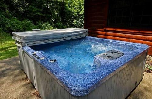 Rockbridge House | Group Spacious Cabin with Hot-Tub and Picnic Areas in Ohio