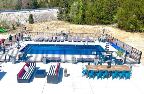 Pacific Hotel | Group suite near Six Flags with onsite activities
