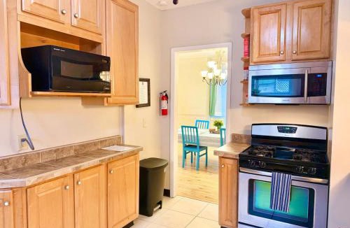 Eastside House | Groups Welcome Near SU Dome and Downtown
