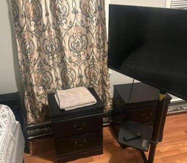 Irvington Bed & Breakfast | Grove 4- Queen bed with Private bathroom
