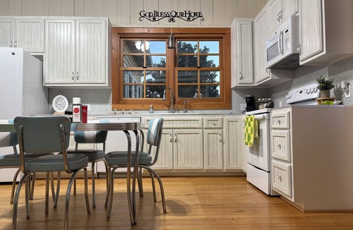 Burton House | Gruenfelden Farms-1860's restored farmhouse- hilltop views; 10 min to Round Top;