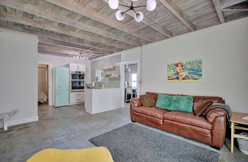 Avon Park Cottage | Grumpy Old Cabin! Dog Friendly Lake House with Kayaks! Close to GOLF!