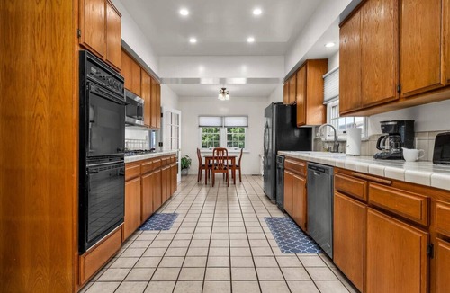Westchester House | Guest Favorite! 3 Floors & Views