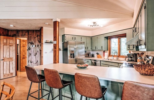 Dillard Cabin | GUEST FAVORITE! Mountain Views, Golf, Hiking, Pickleball, FAMILY & PET Friendly