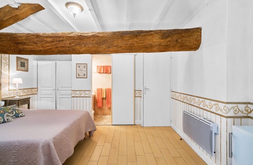 Saint-Sulpice-de-Roumagnac Bed & Breakfast | Guest Rooms 'Le Pré Fleuri 1' with Shared Pool, Shared Terrace and Wi-Fi